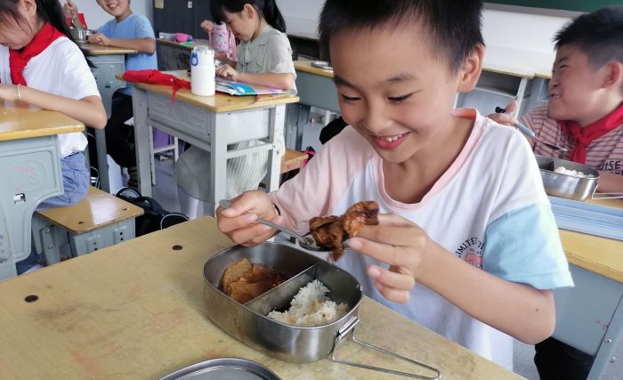 【教育民生】菖蒲岩河：学校食堂换新颜  爱心凝聚营养餐