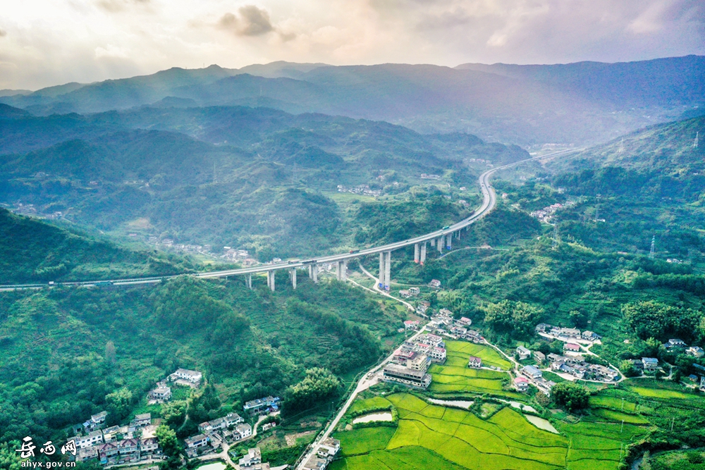 高速公路促腾飞