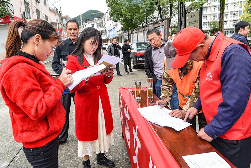 开心表情包，菖蒲民生工程宣传进村来