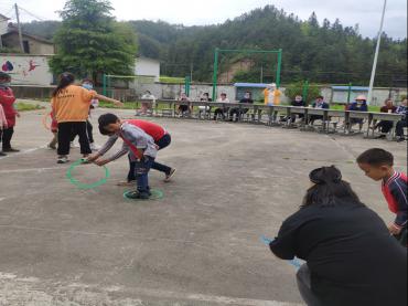 田头乡举行“大手牵小手 一起来加油”幼儿趣味亲子活动