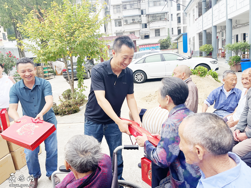 胡焱到来榜敬老院慰问五保等老人