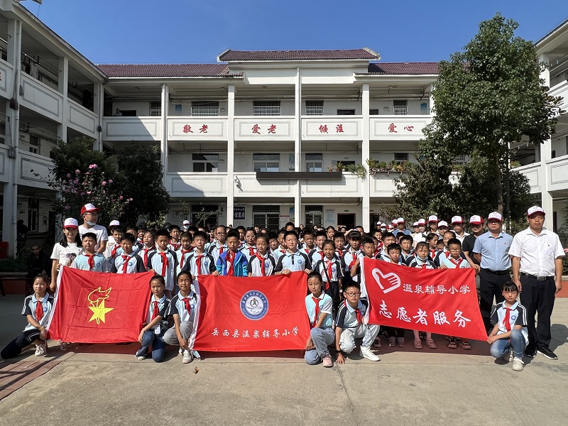 【喜迎二十大】温泉教育党总支小学支部开展重阳节敬老爱老活动