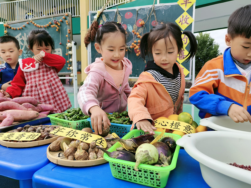 五河中心幼儿园举办“与秋相遇 乐享丰收”主题活动