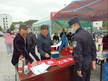 徐险峰到回龙社区督导全员核酸检测及重点工程